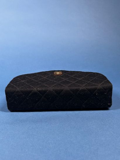 CHANEL. 
Pochette en jersey matelassée noire...