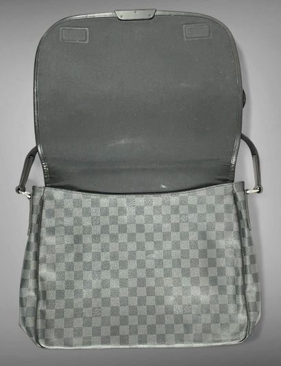 LOUIS VUITTON
Sac besace en toile damier...