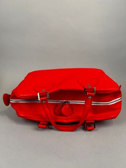 COURRÈGES 
Sac caméra 24h en vinyle rouge...
