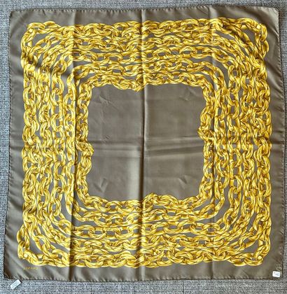 CHANEL 
Carrée en twill de soie à décor de...