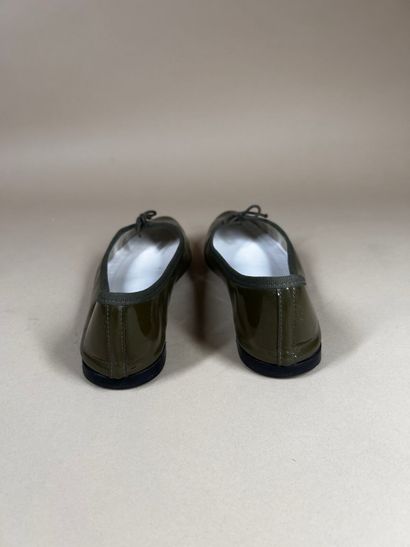 REPETTO
Paire de ballerines en cuir vernis...