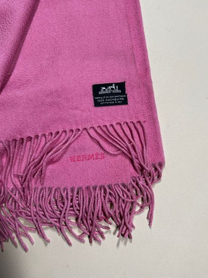 HERMÈS PARIS 
Plaid en cachemire rose à bords...
