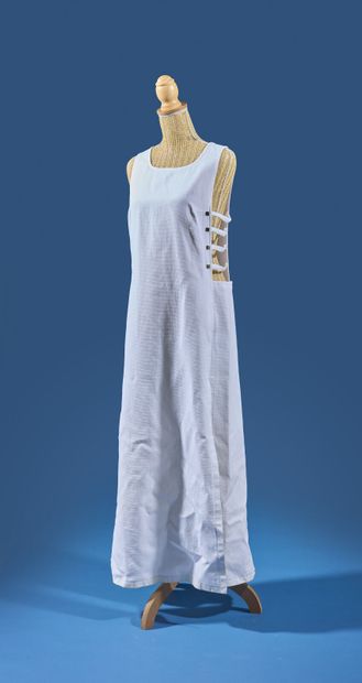 COURRÈGES 
Robe longue en piqué de coton...