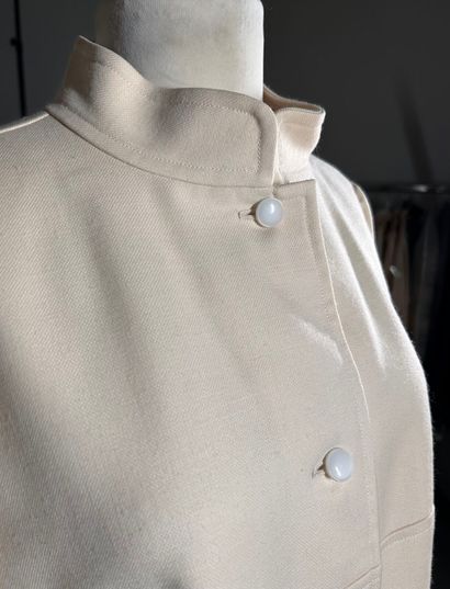 COURRÈGES Paris 
Tailleur en gabardine de...