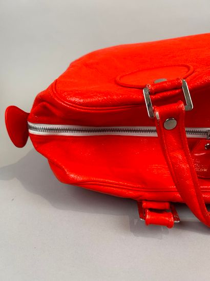 COURRÈGES 
Sac caméra 24h en vinyle rouge...