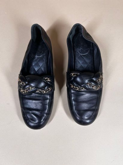 CHANEL 
Paire de mocassins en cuir noir souple,...