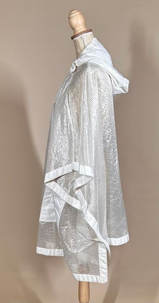 COURRÈGES Paris 
Poncho cape rayé en transparence...