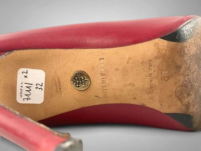 EMILIO PUCCI
Paire d'escarpins en cuir rouge...