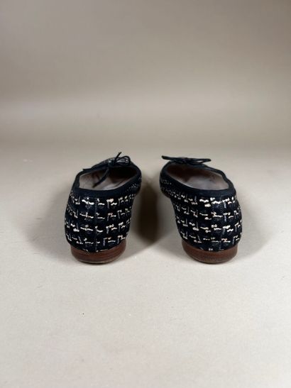 CHANEL 
Paire de ballerines en coton noir...