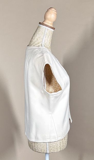 COURRÈGES Paris 
Réunion de deux gilets sans...