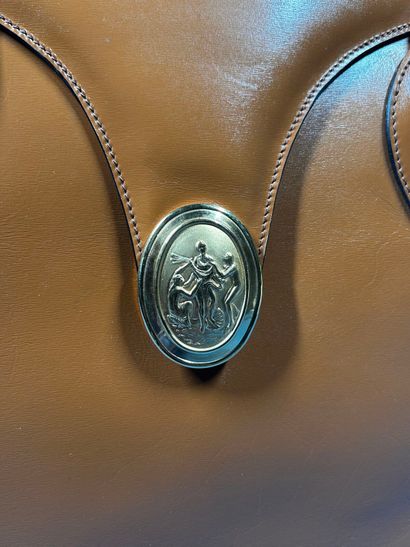 NINA RICCI 
Sac porté épaule en cuir beige,...