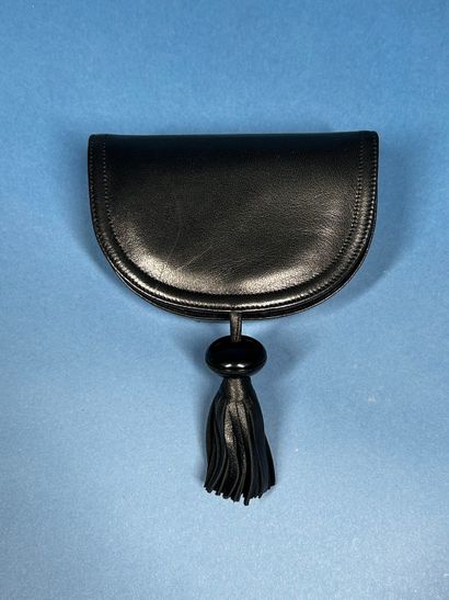 LANVIN 
Petite pochette demi-lune en cuir...