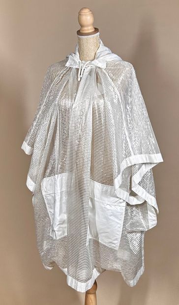 COURRÈGES Paris 
Poncho cape rayé en transparence...