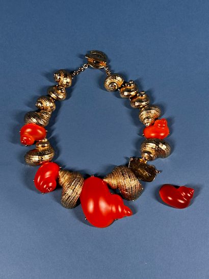CHRISTIAN DIOR Parfum 
Large shell necklace...