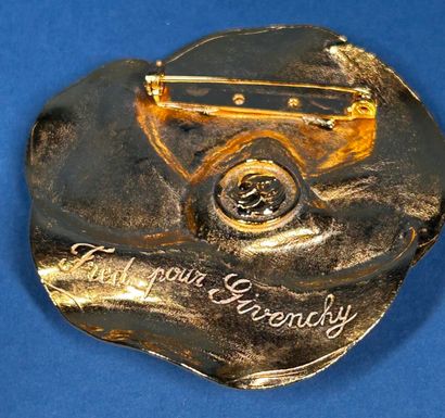 FRED for GIVENCHY 
Engraved gilt metal brooch...