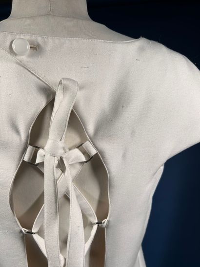 COURRÈGES 
Robe longue blanche à encolure...
