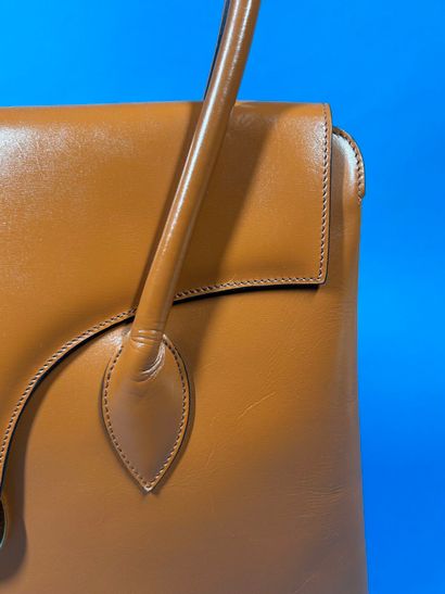 NINA RICCI 
Sac porté épaule en cuir beige,...
