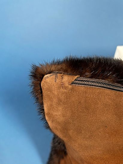 ANONYME 
Housse de coussin en vison et daim,...