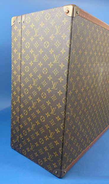 LOUIS VUITTON, avenue Marceau n°907386.
Bisten...