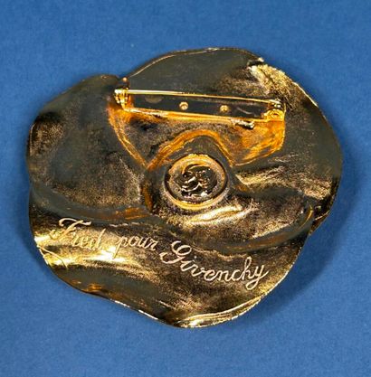 FRED for GIVENCHY 
Engraved gilt metal brooch...