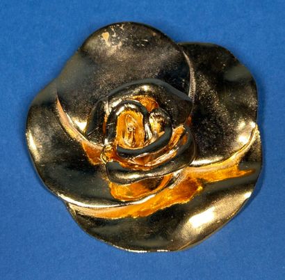 FRED for GIVENCHY 
Engraved gilt metal brooch...