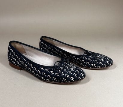 CHANEL 
Paire de ballerines en coton noir...
