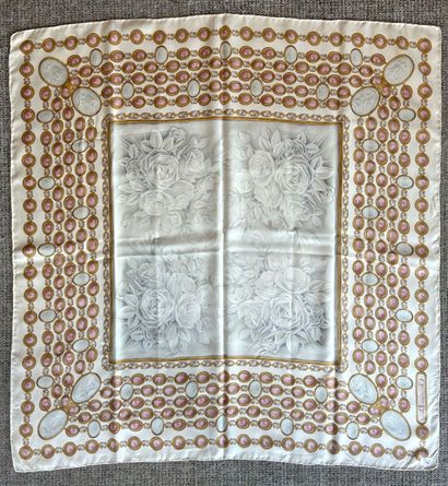 CHANEL 
Carrée en twill de soie à décor de...
