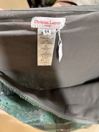 CHRISTIAN LACROIX. 
Jupe droite aux genoux,...