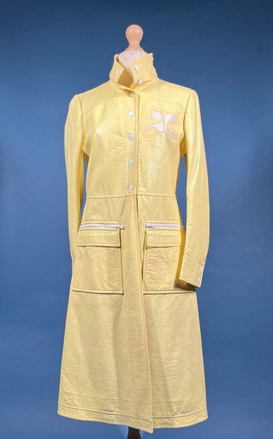 COURRÈGES Paris 
Manteau en vinyle jaune...