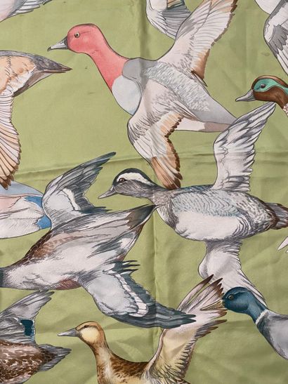 HERMÈS Paris.
Carré en twill de soie imprimée...