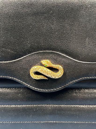 CHANEL Prototype 
Sac pochette en cuir marine...