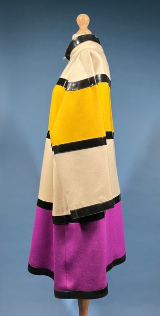 COURRÈGES 
Manteau en gabardine de laine...
