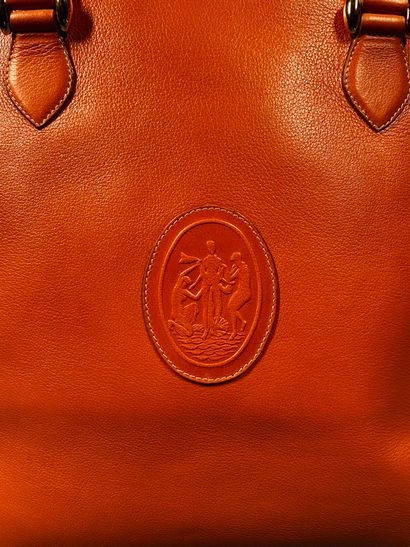 NINA RICCI 
Sac demi-lune en cuir beige orangé,...