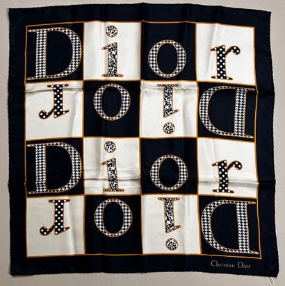 CHRISTIAN DIOR 
Petit carré en soie imprimé...