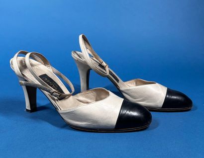 CHANEL 
Réunion de deux paires d'escarpins,...