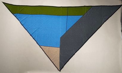 LANVIN 
Grand foulard triangle en soie imprimée...