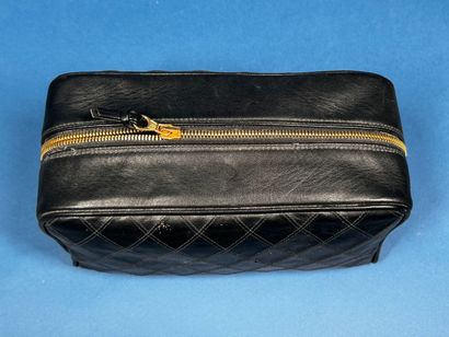 CHANEL 
Trousse de toilette en cuir matelassé...