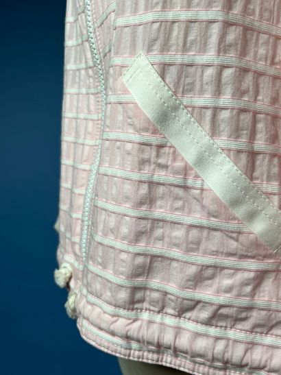 COURRÈGES Paris 
Blouson court en coton rose...