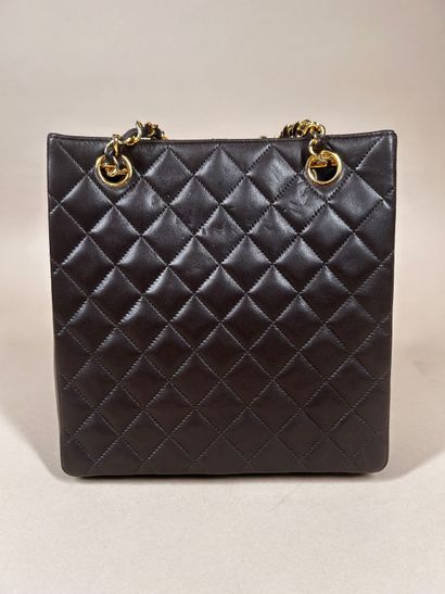 CHANEL 
Petit sac haut en cuir matelassé...