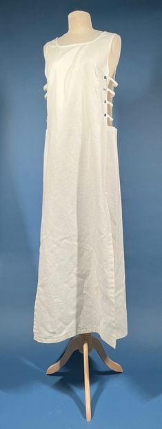 COURRÈGES 
Robe longue en piqué de coton...