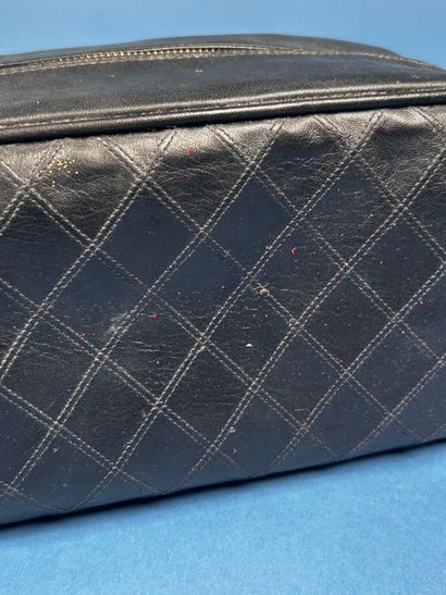 CHANEL 
Trousse de toilette en cuir matelassé...