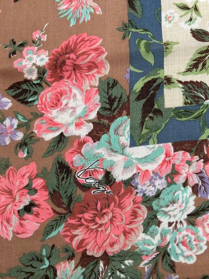 KENZO 
Lot comprenant :
- Un grand carré...