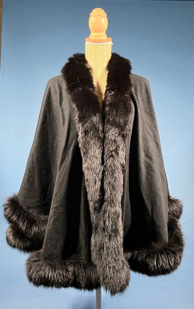 ANONYMOUS 
Short cape in black cashmere trimmed...