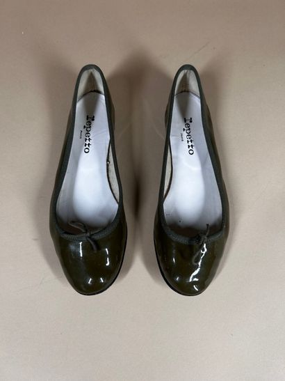 REPETTO
Paire de ballerines en cuir vernis...