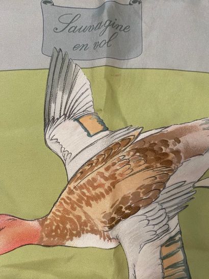 HERMÈS Paris.
Carré en twill de soie imprimée...