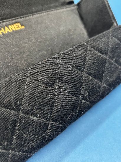 CHANEL. 
Pochette en jersey matelassée noire...