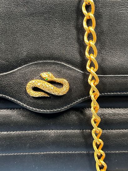 CHANEL Prototype 
Sac pochette en cuir marine...