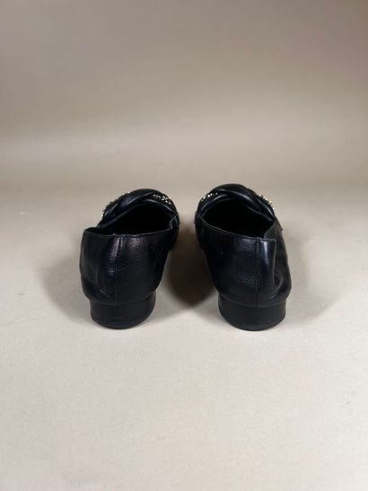 CHANEL 
Paire de mocassins en cuir noir souple,...