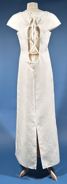 COURRÈGES 
Robe longue blanche à encolure...
