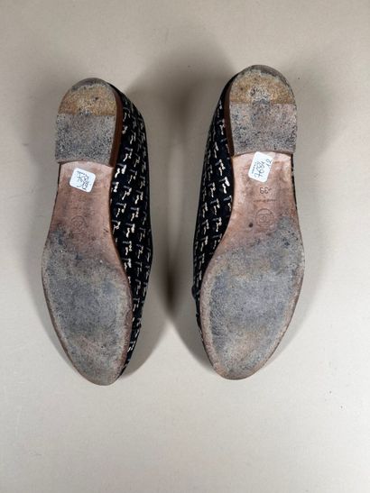 CHANEL 
Paire de ballerines en coton noir...